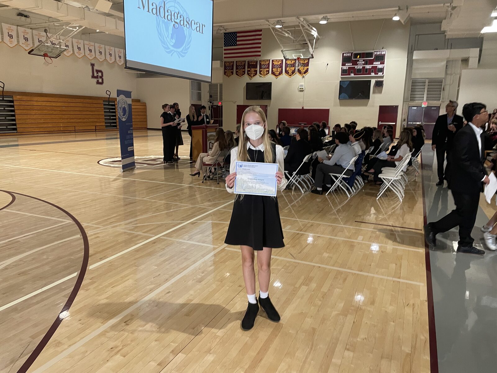 A Thurston delegate holding her award certificate at LBIMUN